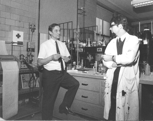 Vieille photo d'anciens professeurs et étudiants travaillant au laboratoire