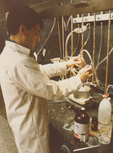 Vieille photo d'anciens professeurs et étudiants travaillant au laboratoire